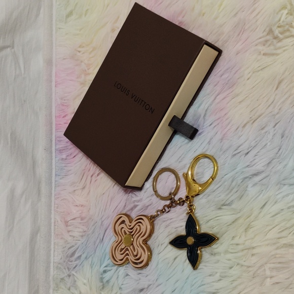 SALE! Louis Vuitton Portecle LV Logo Key Holder Charm & Padlock/Keys 320 Bundle - Picture 13 of 16